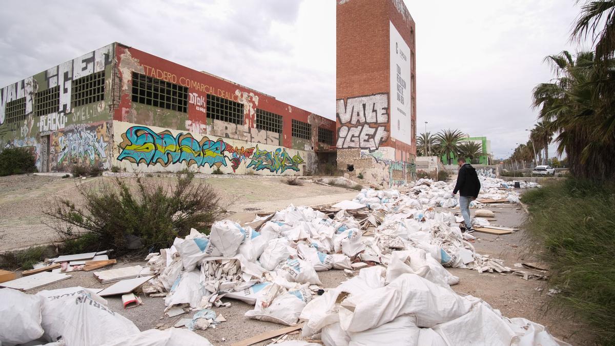 Perspectiva de los escombros en el antiguo matadero, hoy convertido en un vertedero ilegal en suelo municipal