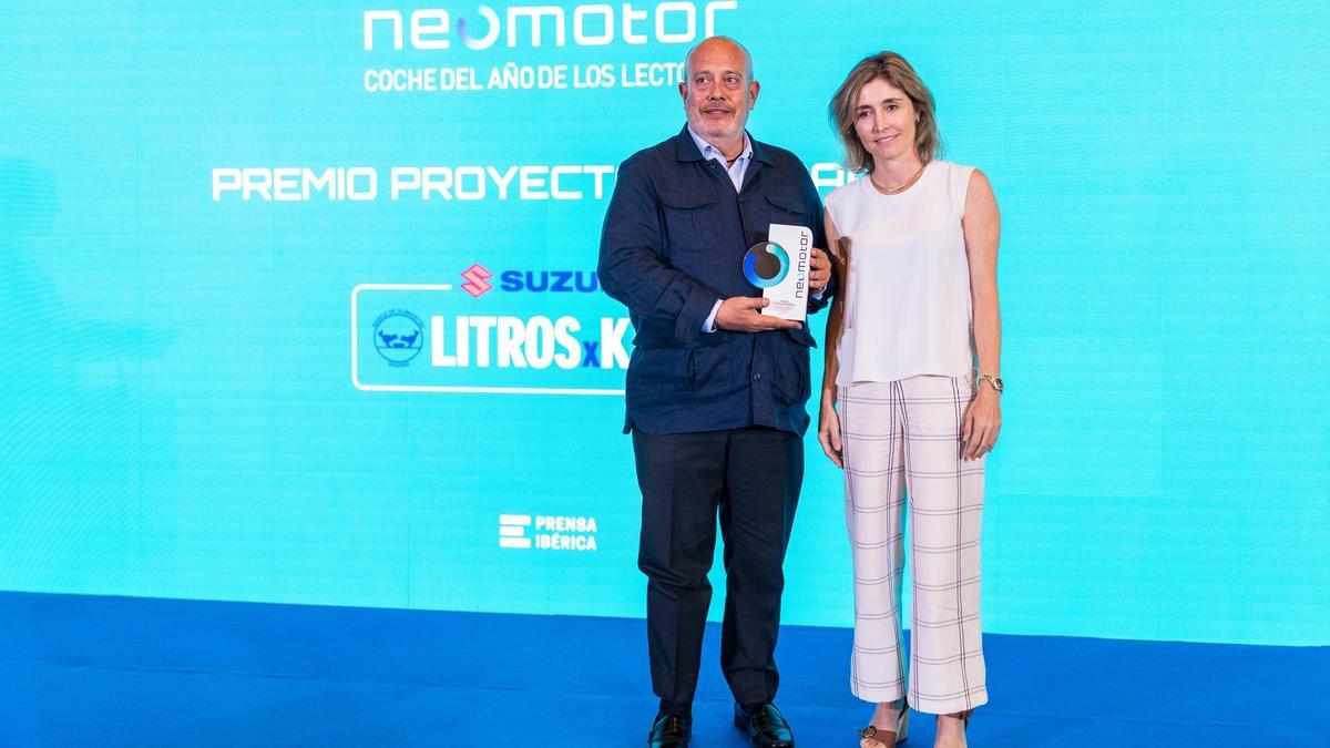 Ainhoa Moll, directora editorial de Prensa Ibérica, entrega el premio al Proyecto Solidario a Juan López Frade presidente de Suzuki Motor Ibérica.