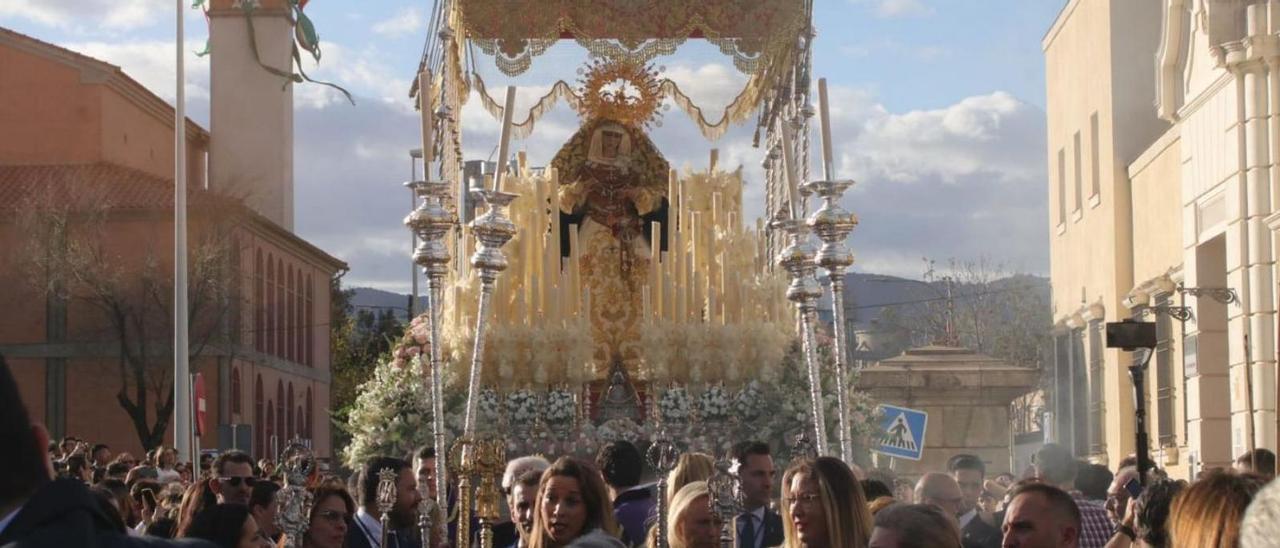 Salida de María Santísima de O, el pasado sábado de Pasión, desde la iglesia de la Virgen de la Aurora. | ÓSCAR BARRIONUEVO