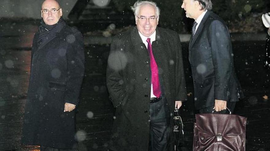 Álvarez Areces, entre Javier Rojo, presidente del Senado, y Jaime Rabanal, ayer, en Madrid.