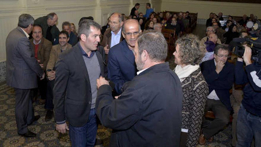 Clavijo (izda.) conversa con Fernando Bañolas y María de Mar Julios.