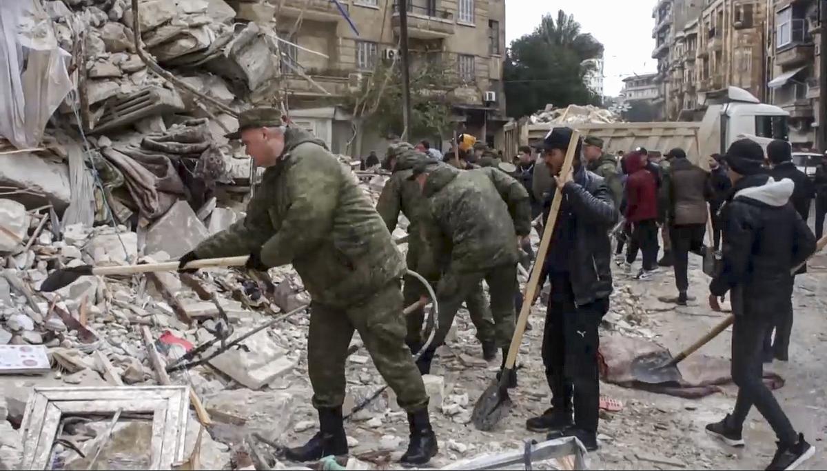 Latakia (Syrian Arab Republic), 07/02/2023.- A still image taken from a handout video provided by the Russian Defence Ministry Press-Service on 07 February 2023 shows Russian servicemen helping locals search for victims at the site of a collapsed building after a major earthquake in Latakia, Syria. More than 4,000 people were killed and thousands more injured after a major 7.8 magnitude earthquake struck southern Turkey and northern Syria on 06 February. Authorities fear the death toll will keep climbing as rescuers look for survivors across the region. (Terremoto/sismo, Rusia, Siria, Turquía, Estados Unidos) EFE/EPA/RUSSIAN DEFENCE MINISTRY PRESS SERVICE HANDOUT -- BEST QUALITY AVAILABLE -- MANDATORY CREDIT -- HANDOUT EDITORIAL USE ONLY/NO SALES