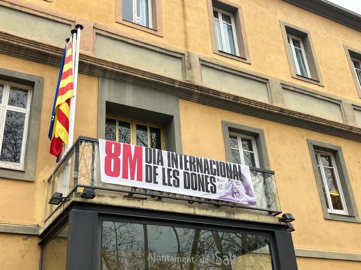 Pancarta del 8M al balcó de l’Ajuntament de Salt, l’any passat.