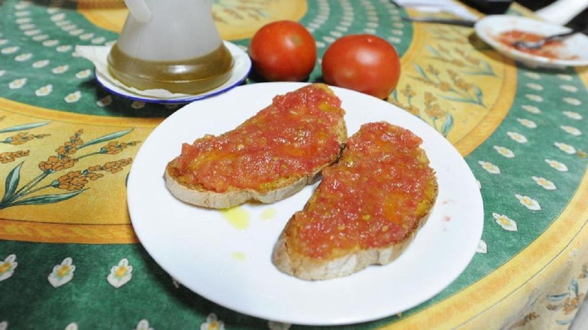 Una tostada de aceite con tomate.