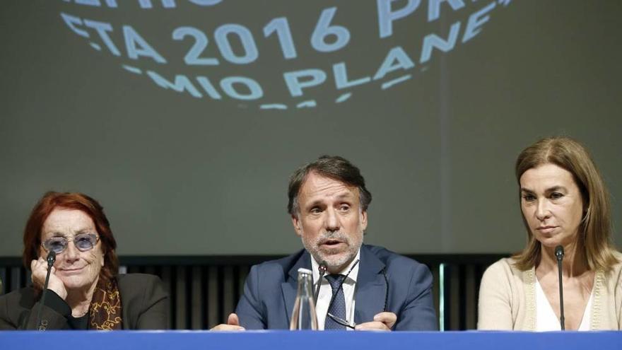 El presidente del Grupo Planeta José Creuheras (c) junto a los miembros del jurado Carmen Posadas (d) y Rosa Regas (i), ayer en Barcelona.