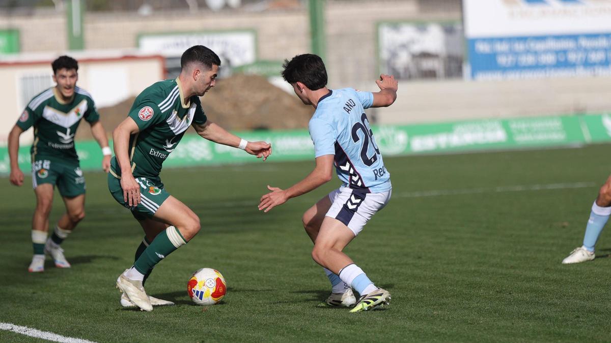 Berlanga intenta irse de un rival, el domingo pasado durante el partido ante el Celta Fortuna.