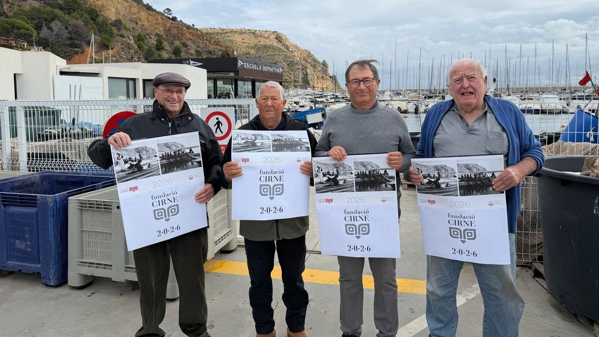 Pascual Mata, Quico Serrat, Toni Mayans y Vicente Devesa, en el puerto con el calendario de la Fundació Cirne