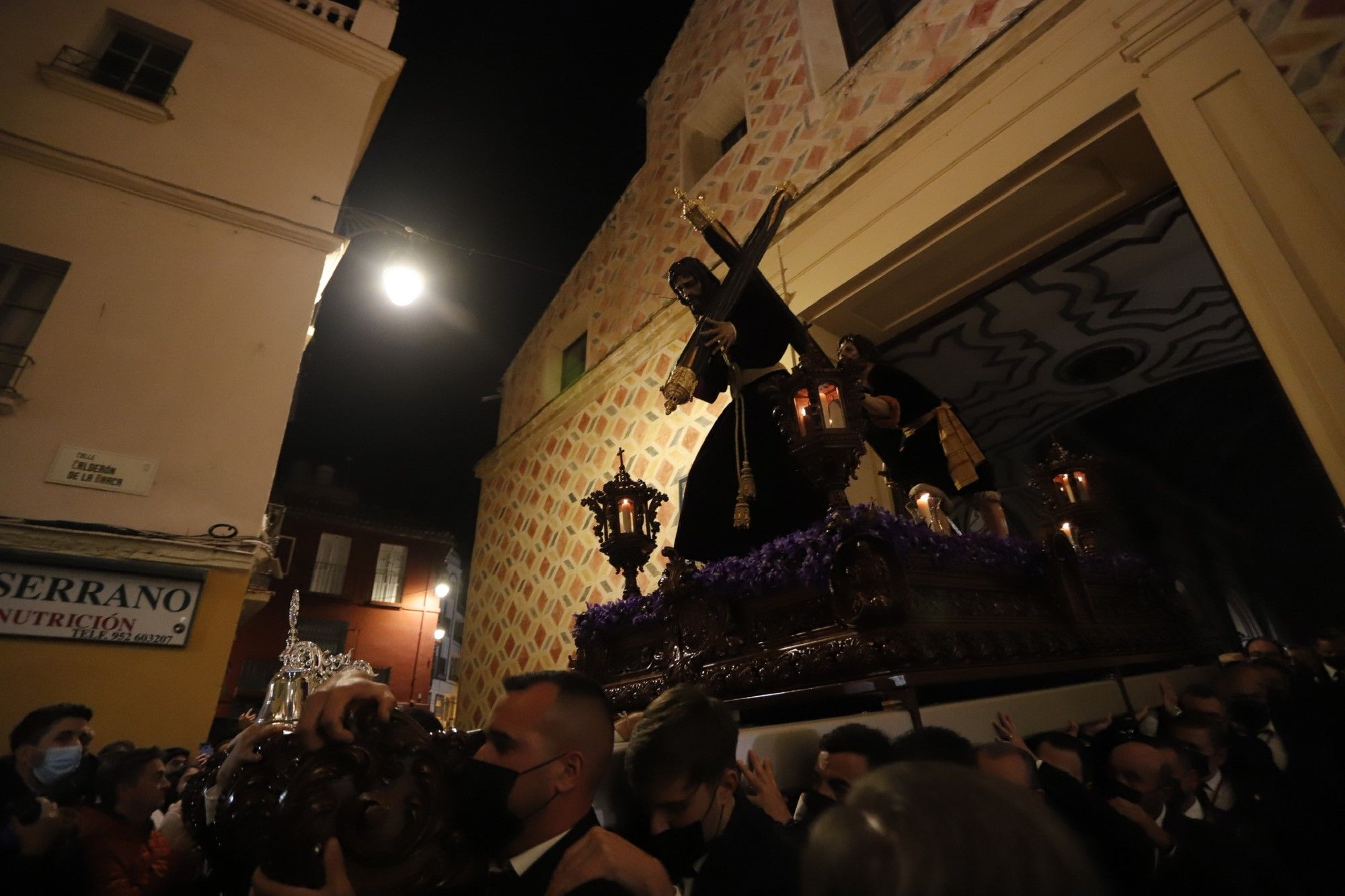 La archicofradía de la Pasión saliendo de la iglesia de San Juan Bautista