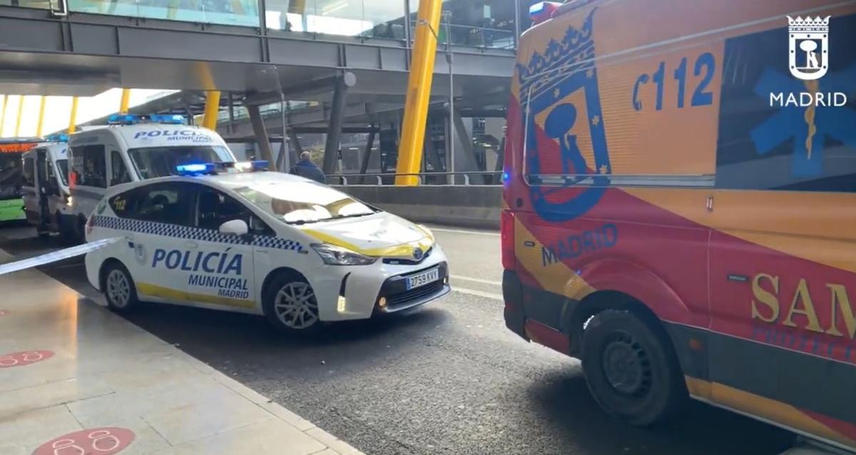 Un niño de 3 años muere atropellado por un autobús en la T4 de Barajas.