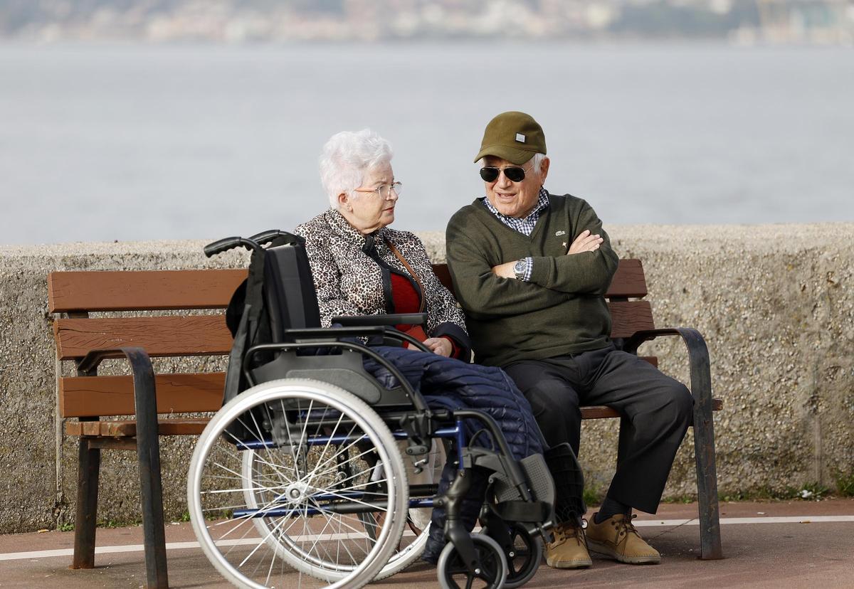 Dos señores mayores, en el espigón del Náutico.