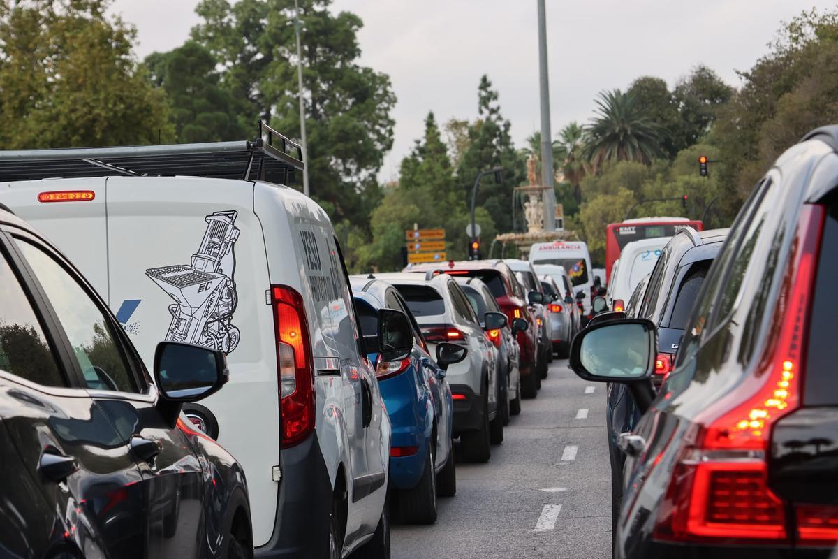 Atasco de coches en València por la alerta roja