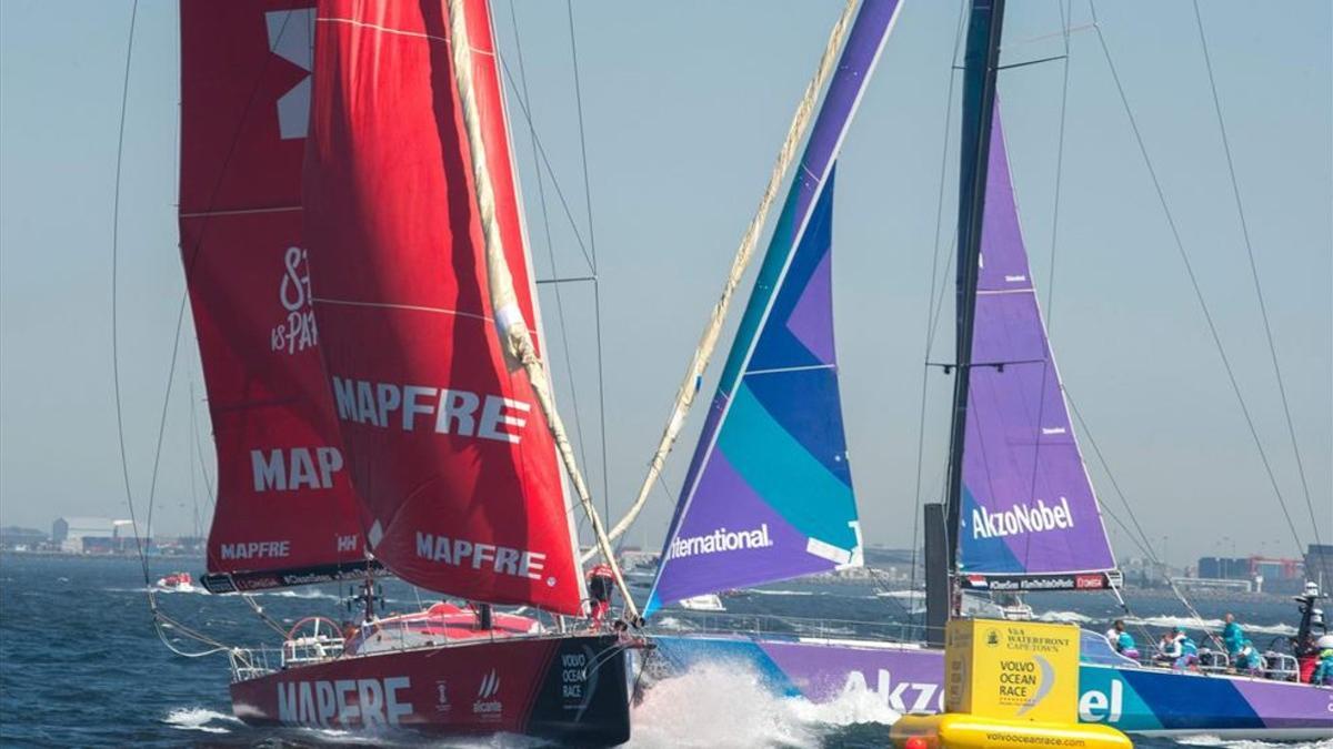 'AkzoNobel' y 'Mapfre' , durante la regata