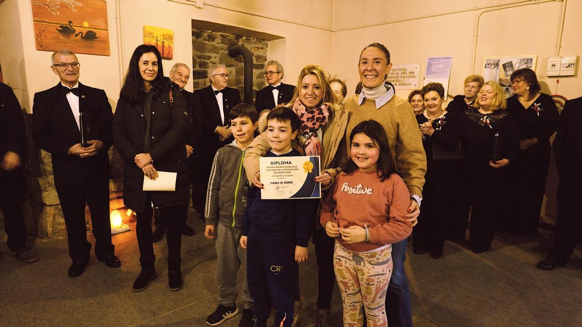 Merry Fernández con el diploma del premio a Xedré con la edil Alba García.