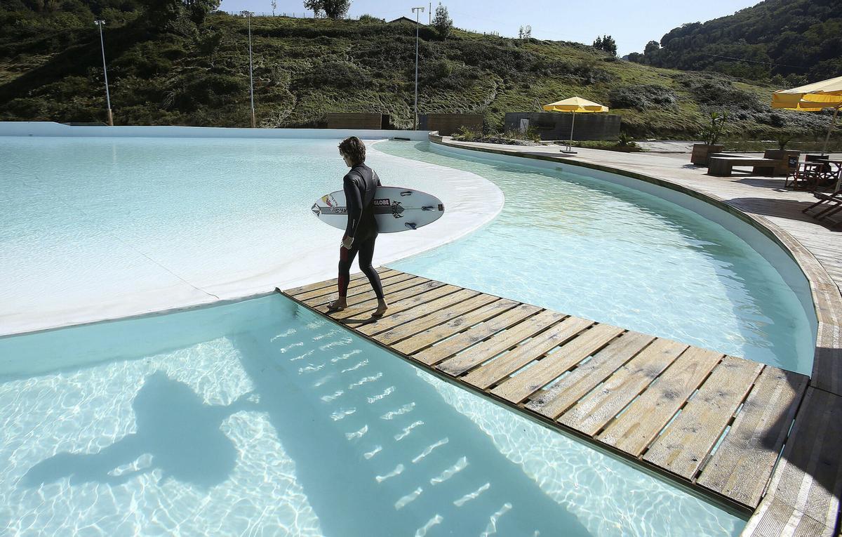 Un surfista en las instalaciones de la empresa guipuzcoana Wavegarden.