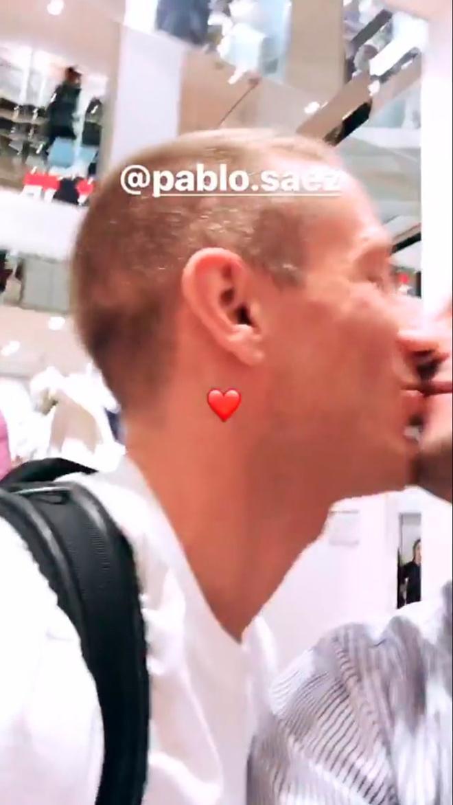 Pelayo Díaz y Pablo Sáez se dan un beso