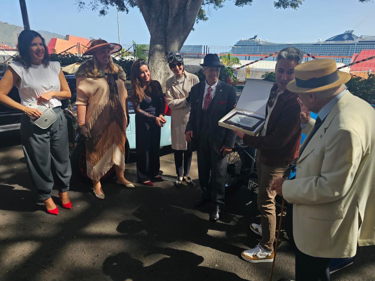 Así han paseado por Santa Cruz los coches antiguos y engalanados