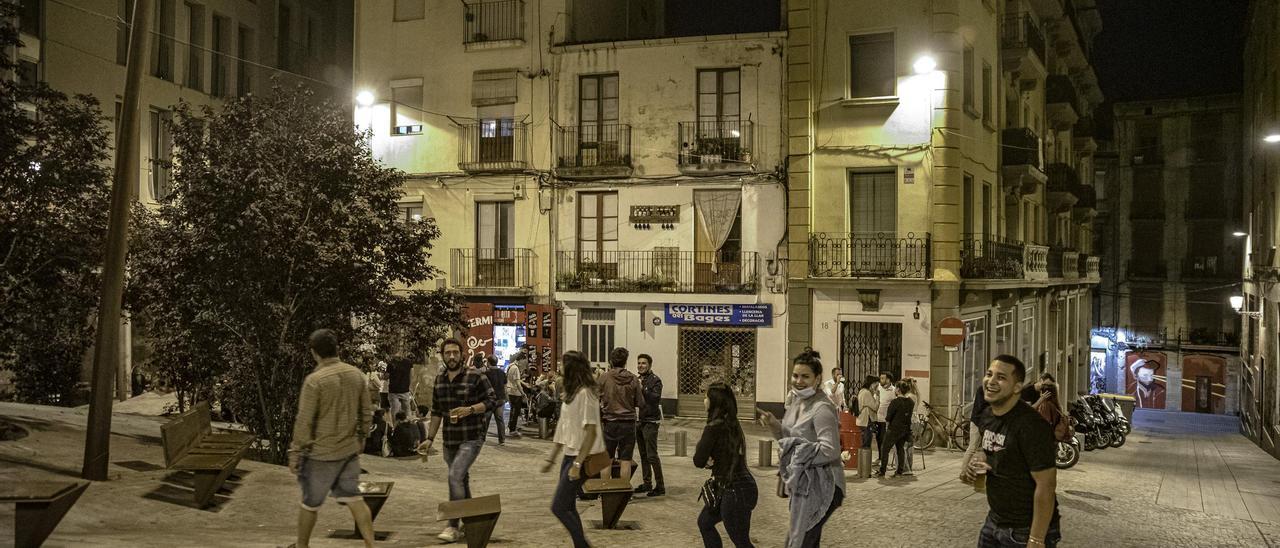 La característica llum groga a la plaça del Carme de Manresa, un dels punts on es renovarà l’enllumenat