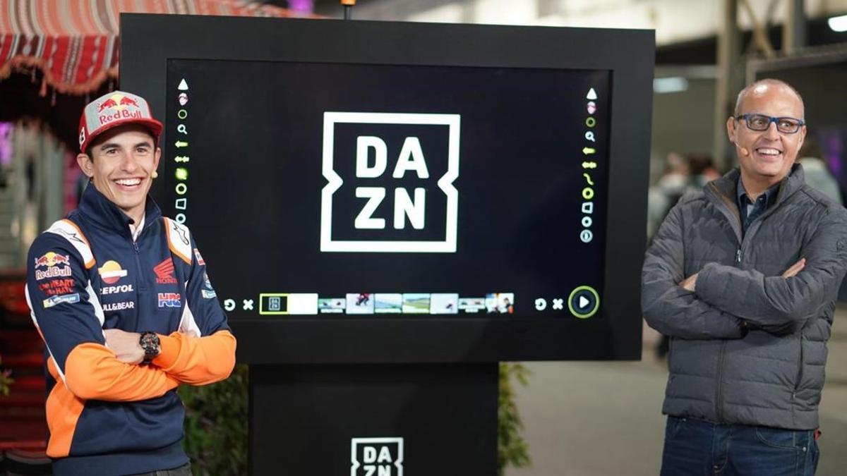 Marc Márquez, heptacampeón del mundo de motociclismo y embajador de DAZN, y Ernest Riveras, presentador de la nueva TV del Mundial, en la retransmisión de ayer desde Doha (Catar).