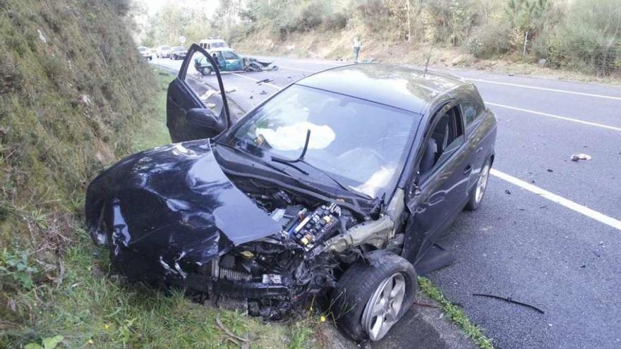 Uno de los vehículos implicados en el accidente de la variante de Marín, con el otro al fondo. // S. Álvarez