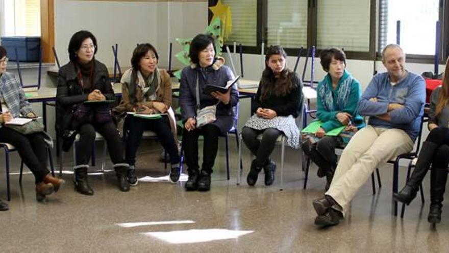 Un momento de la reunión que los docentes surcoreanos mantuvieron ayer con representantes de la comunidad de la Escolaica.