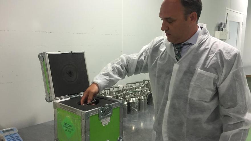 Sánchez muestra las cajas de seguridad en las que se transportan los medicamentos