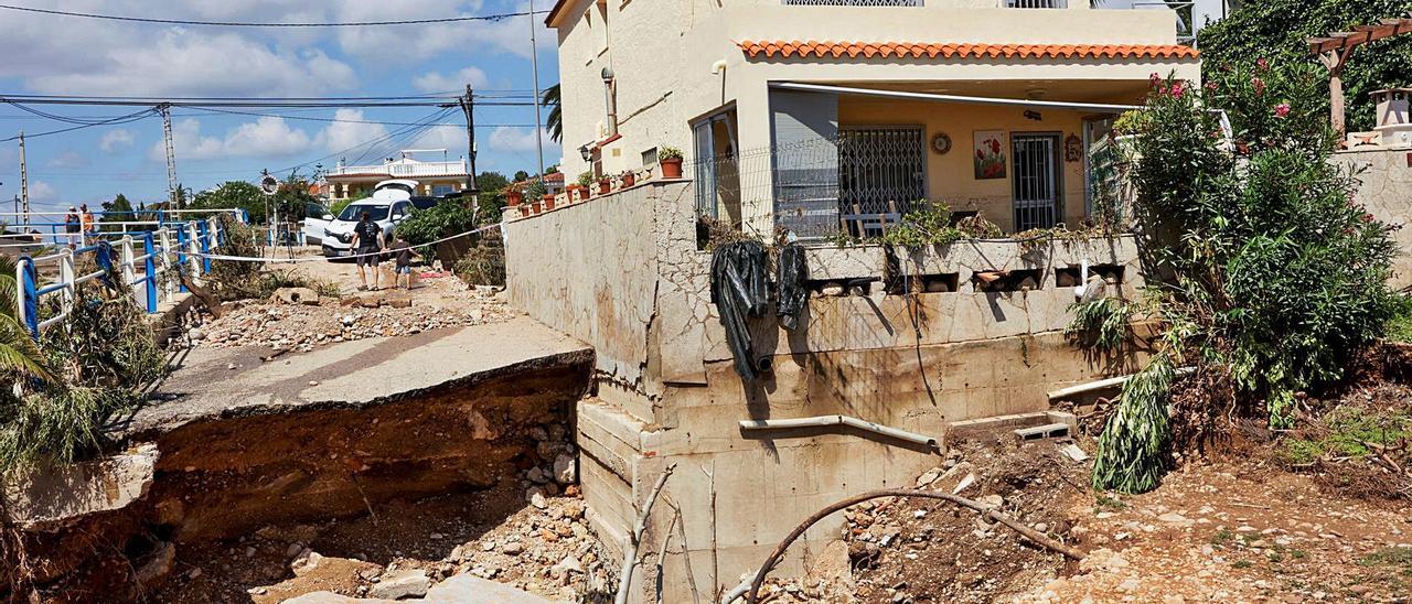 La potencia de la tormenta sacó a la luz los cimientos de esta casa en Vinaròs. | EFE/QUIQUE GARCÍA