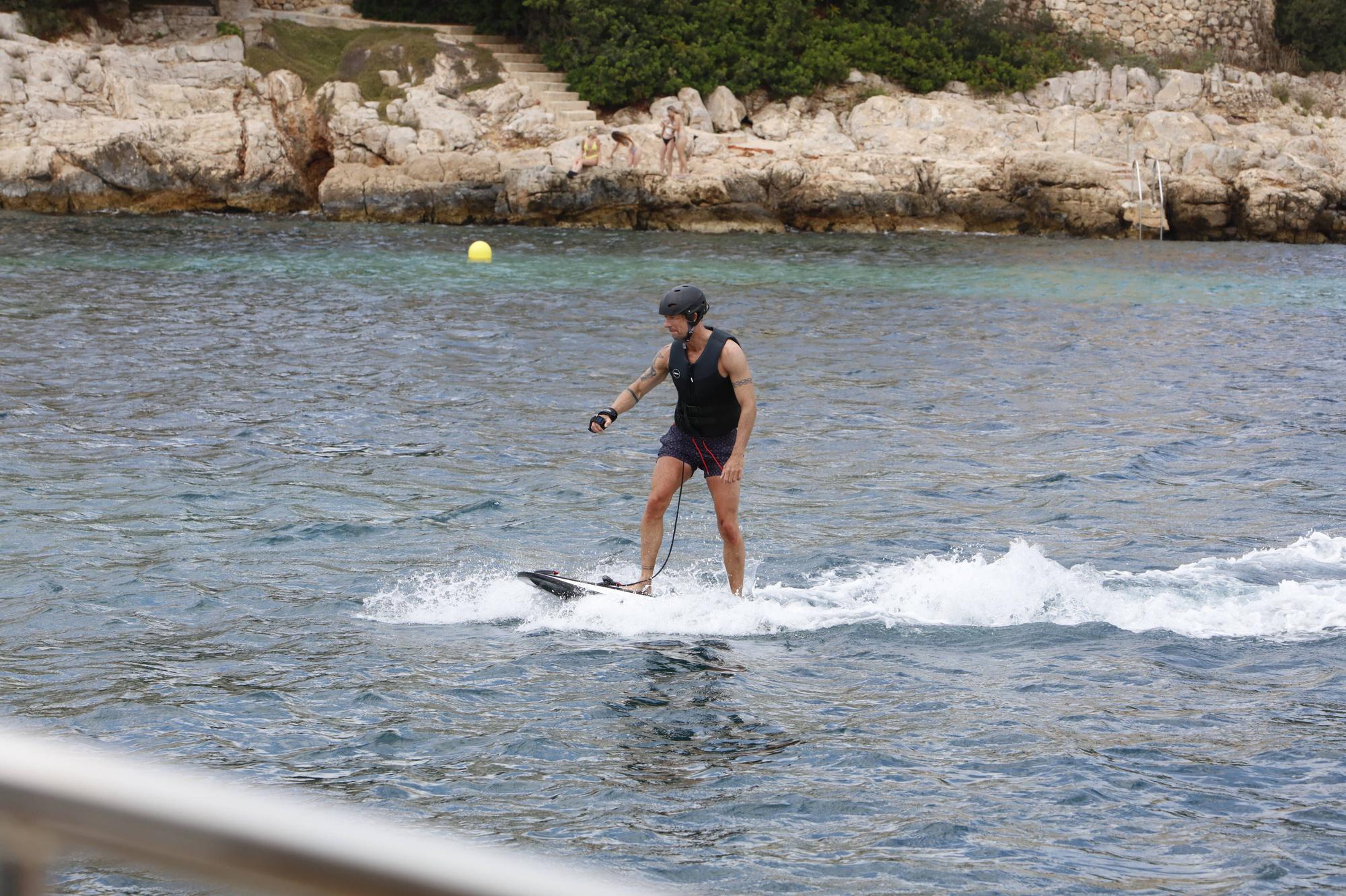 Mit dem E-Boot und dem elektrischen Surfbrett vor Mallorca unterwegs