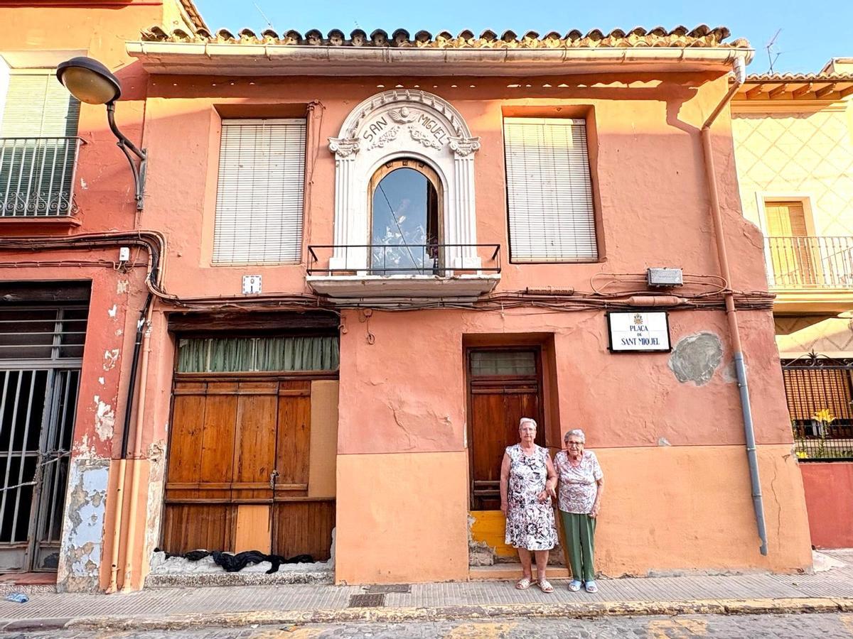 Vicenta Borràs Bretó, a la derecha, junto a otra vecina del barrio de Sant Miquel de Algemesí.