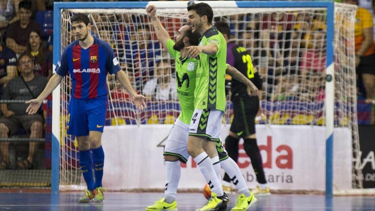 Ricardinho y Lolo celebran uno de los goles de Inter en el cuarto partido