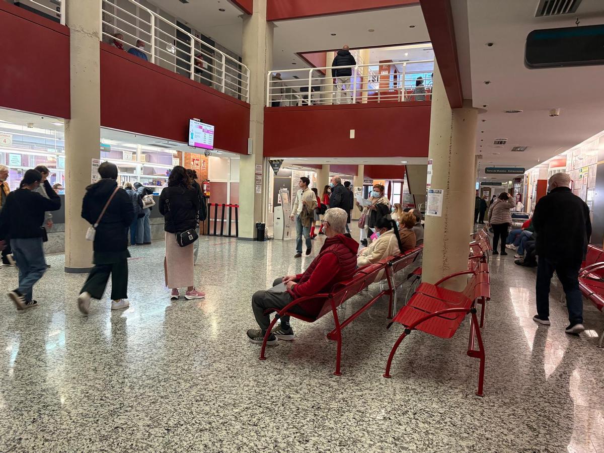 Pacientes en el policlínico del Hospital Virgen de la Arrixaca.