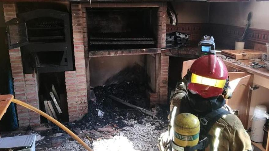 Un incendio calcina la cocina de un chalé en Calp