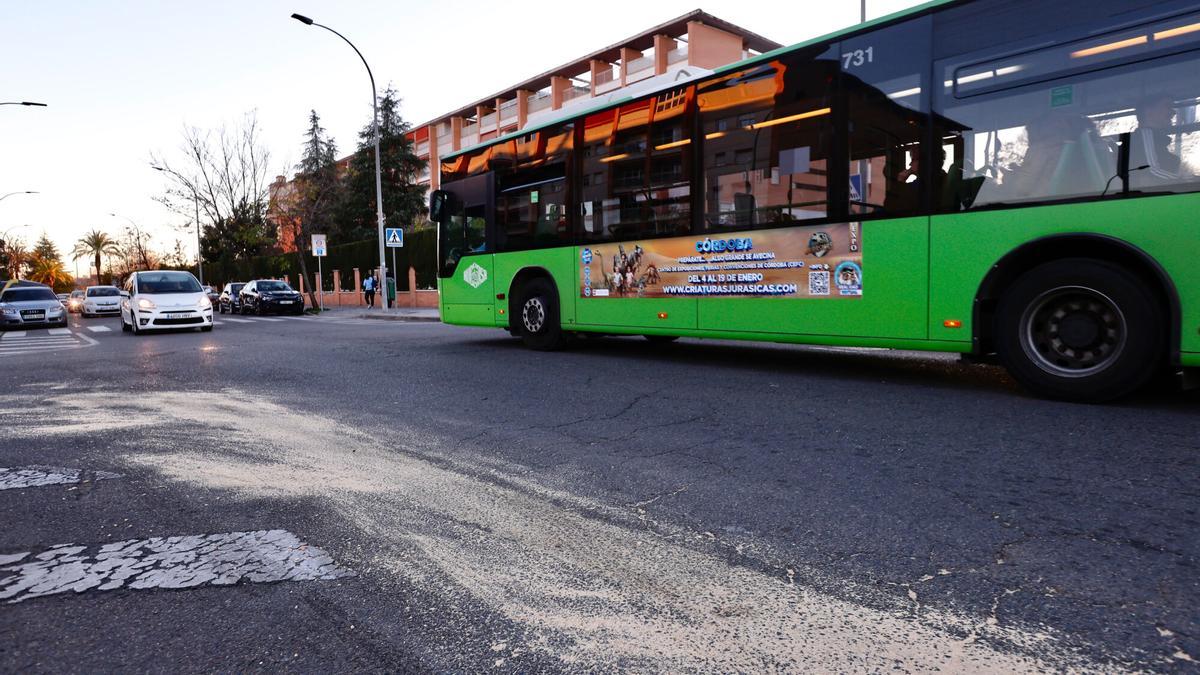 Un autobús de Aucorsa durante un servicio, en una imagen de archivo.