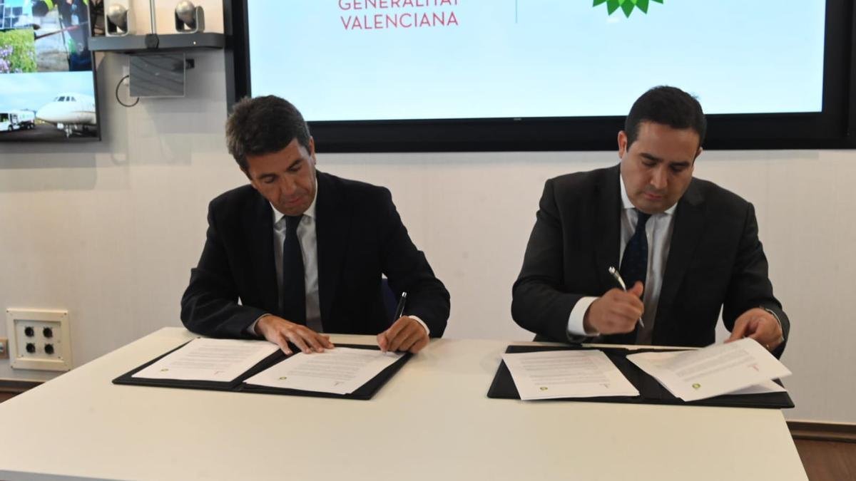 Carlos Mazón, president de la Generalitat, y Andrés Guevara, presidente de bp España, firman este lunes el memorando de inversión.