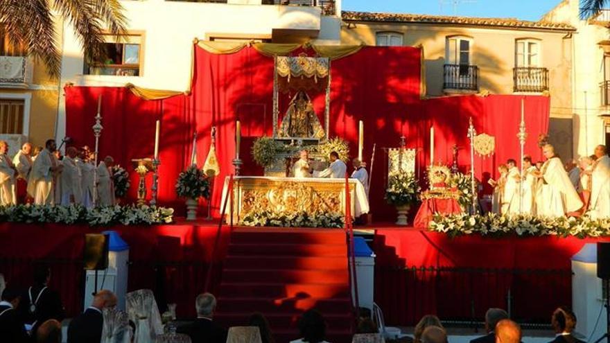 El obispo de Córdoba corona a la Virgen del Carmen ante más de dos mil personas