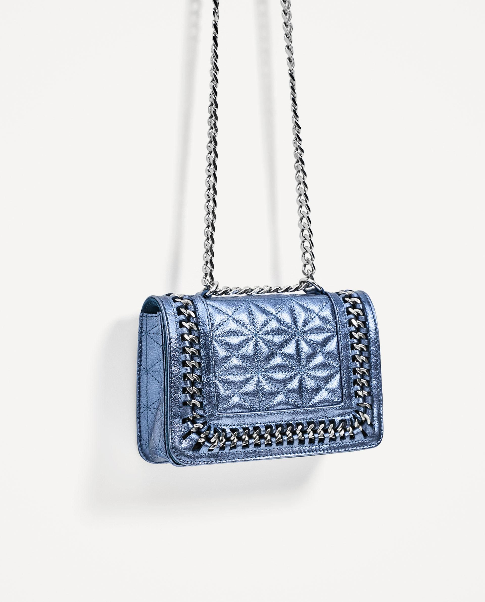 10 novedades de Zara para esta semana: Bolso metalizado