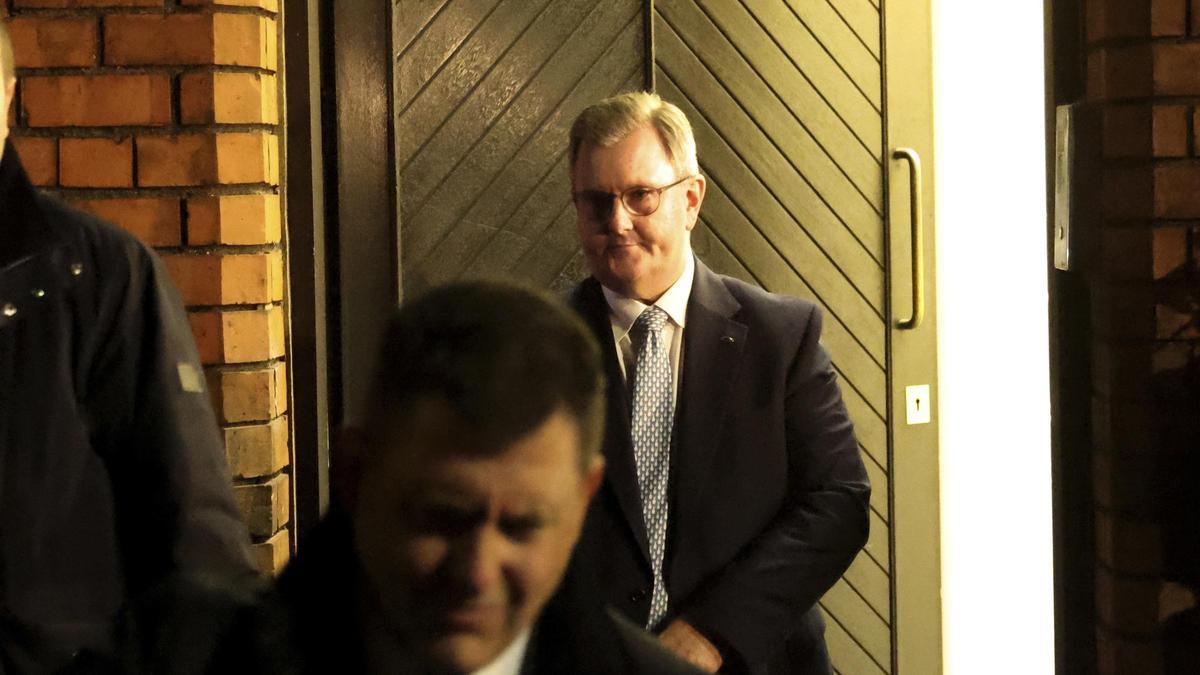 El líder del DUP, Jeffrey Donaldson, abandona la sede del partido en Belfast, este martes.