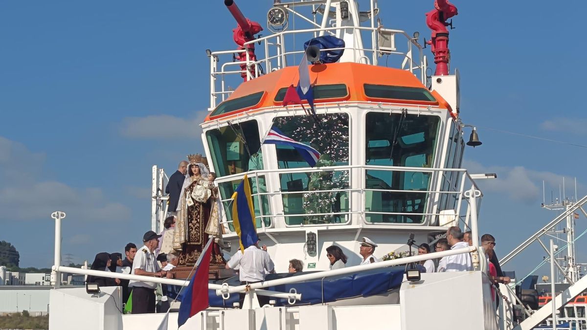 La imagen de la Virgen del Carmen ya en el remolcador para iniciar la procesión marinera.