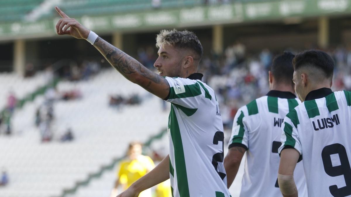 Antonio Casas celebra su gol en El Arcángel, el cuarto del Córdoba CF ante la UD San Fernando.