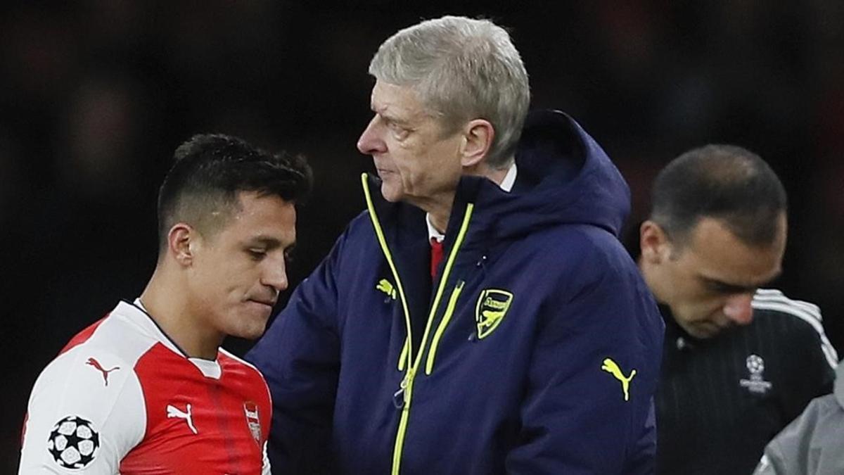 Alexis Sánchez junto a Arsene Wenger en un partido de la Champions League.