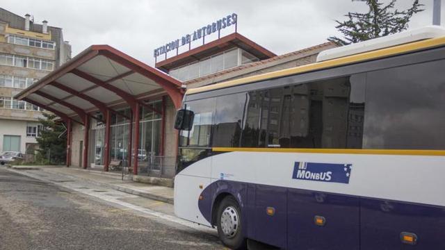 Un autocar de Monbus aparcada ante la Estación de A Estrada. |   //BERNABÉ