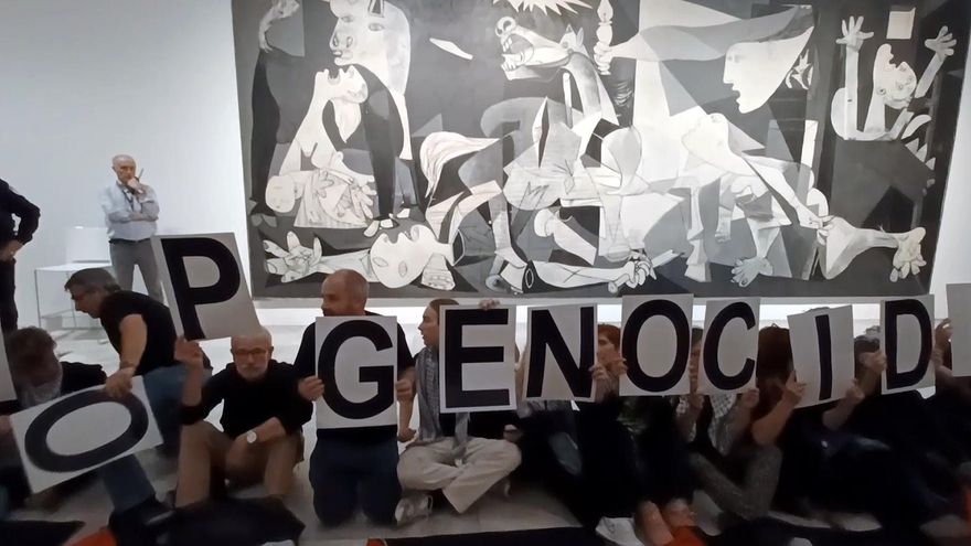 Una protesta de Marea Palestina obliga a desalojar la sala del 'Guernica' del Reina Sofía