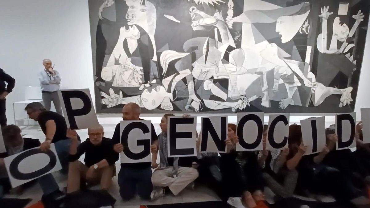Una protesta de Marea Palestina obliga a desalojar la sala del 'Guernica' del Reina Sofía