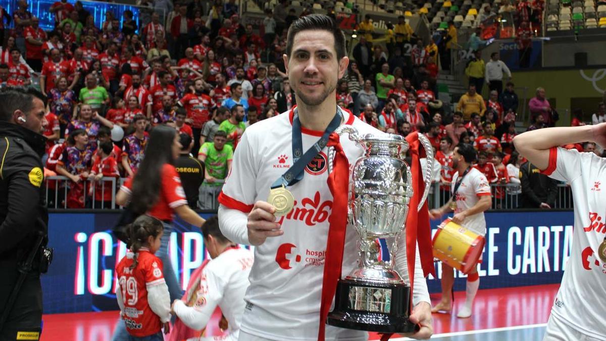 Bebe, con el trofeo de la Supercopa conquistado en Jaén.