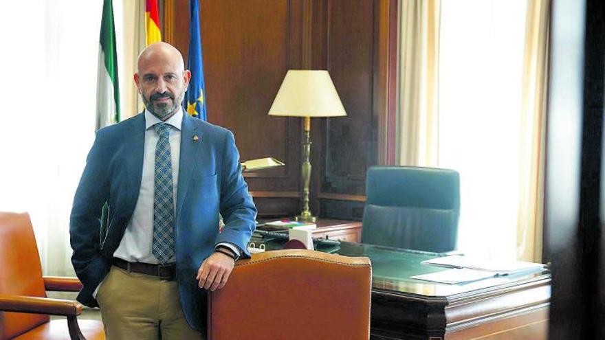 El nuevo subdelegado del Gobierno en Málaga, en su despacho