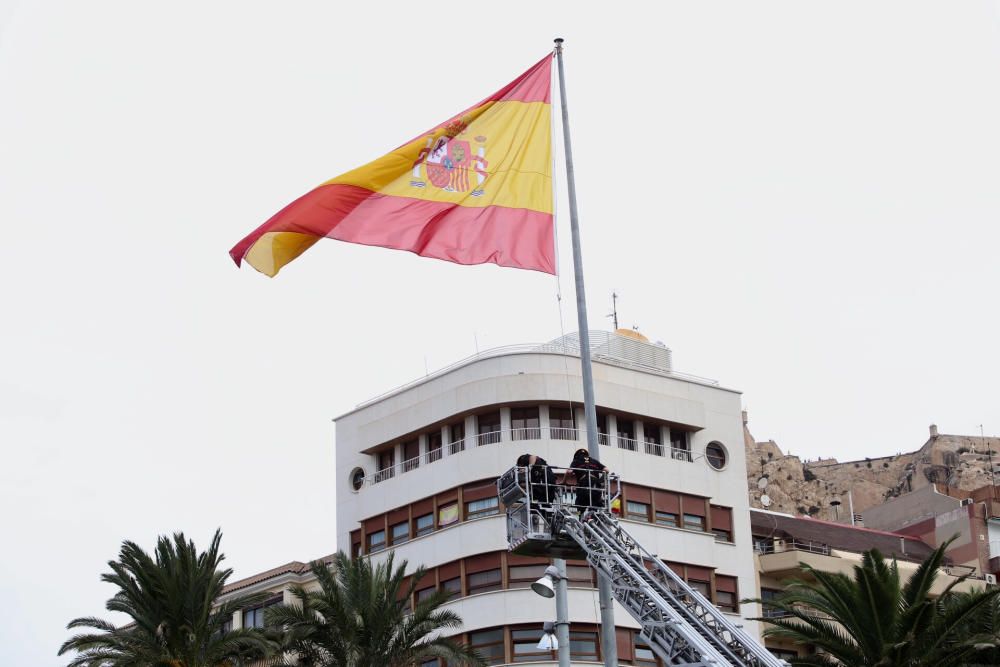 Los "Amigos de la bandera de España" reponen la enseña de la Plaza del Mar