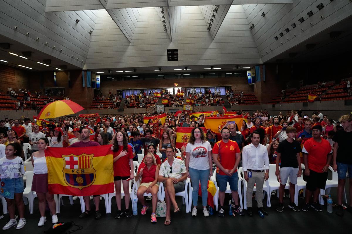 BARCELONA, 20/08/2023.- Seguidores de la selección española se reúnen en el pabellón de la Vall d’HEbron para seguir la final del Mundial de Fútbol femenina, este domingo, en Barcelona. EFE/ Alejandro García