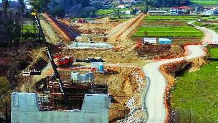 Obras en el trazado ferroviario en las inmediaciones del túnel de Anzo. /BERNABÉ/JAVIER LALÍN