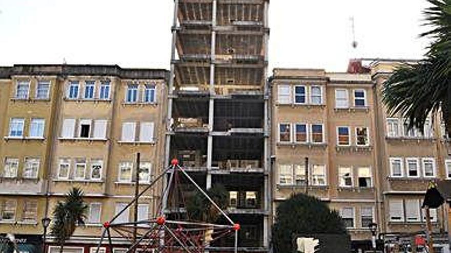 Edificio número 22 de la plaza del Padre Rubinos, que el Concello ordenó derribar.