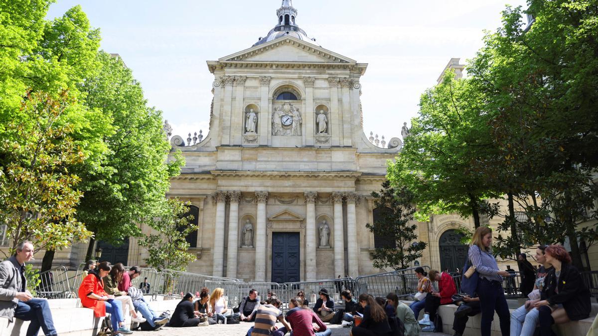 Estudiantes franceses protestan en la Sorbona de París contra la segunda vuelta de las presidenciales francesas.