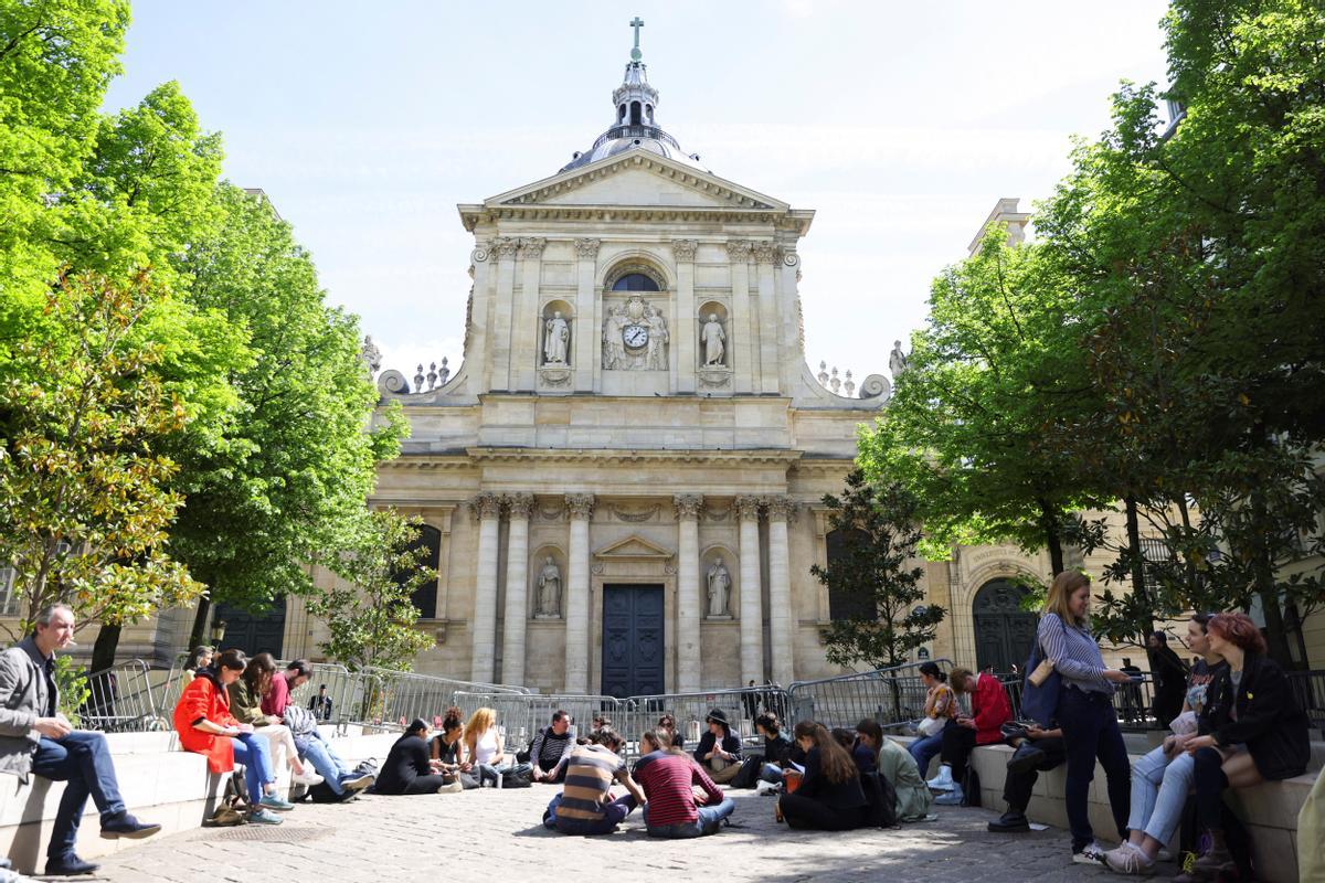 Estudiantes franceses protestan en la Sorbona de París